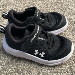 Under Armour Black and White Sneakers with Velcro Closure